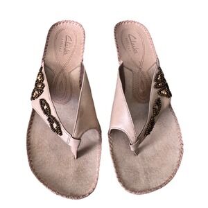 Clarks Artisan Wedge Sandals 8.5M Beige Leather Beaded Flip Flop Thong Slip-On